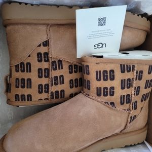 Ugg classic mini graphic